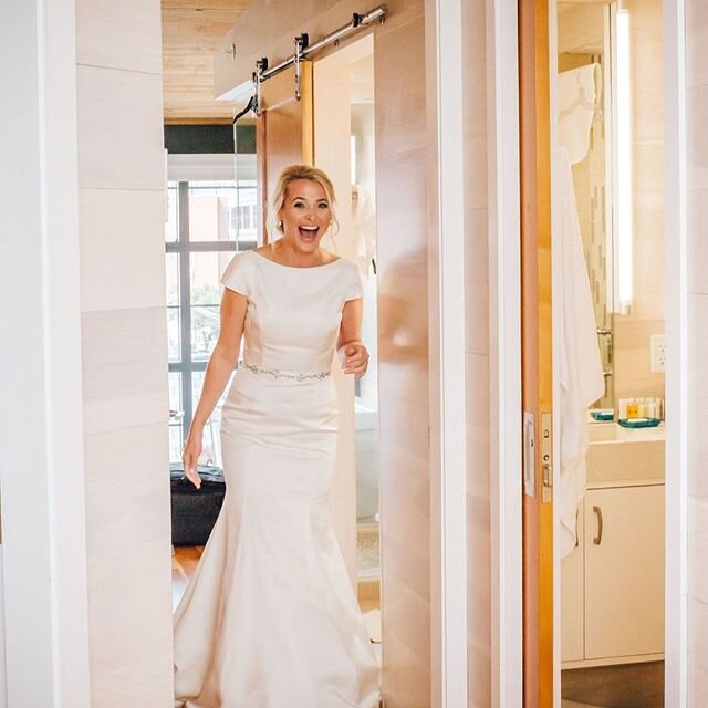 I still don't know what Shanna is looking at, but I just love this happiness so much!! (p.s. this was the cutest airbnb rental on Commercial St. in Portland - perfect for wedding morning)!⠀⠀⠀⠀⠀⠀⠀⠀⠀
Photo: @vcbphotography